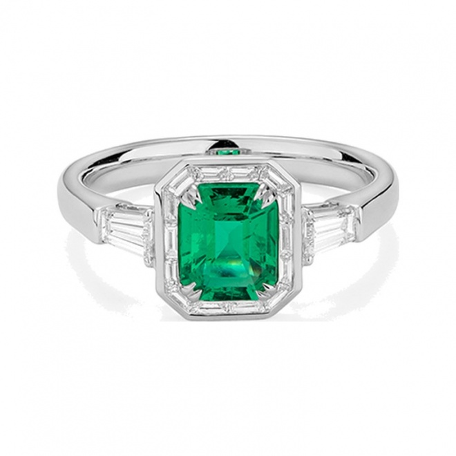 Anillo de oro blanco de 18 Kt con esmeralda de 0,89 ct y diamantes de 0,59 ct