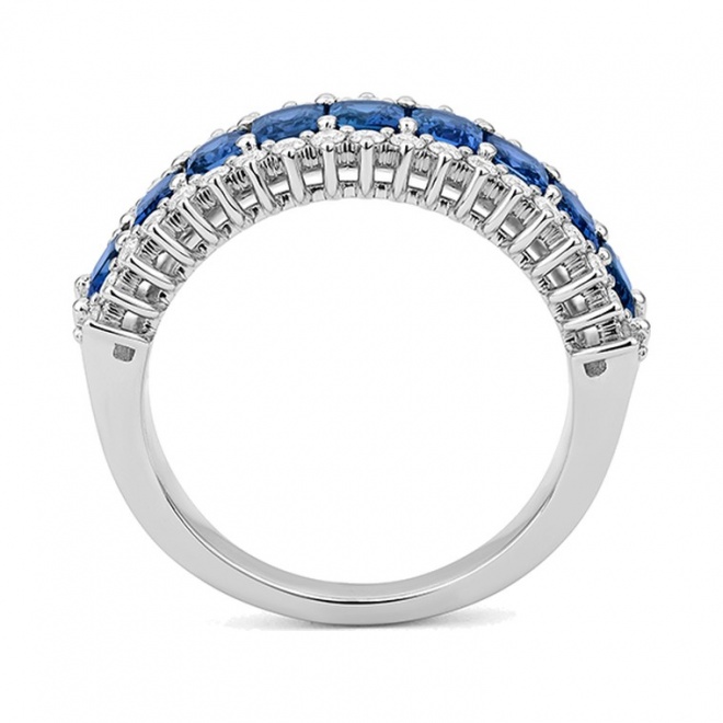 Anillo de oro blanco de 18 Kt con zafiro de 2,80 ct y diamantes de 0,54 ct