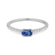 Anillo de oro blanco de 18 Kt con piedra de color y diamantes de 0,06 ct