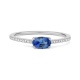 Anillo de oro blanco de 18 Kt con piedra de color y diamantes de 0,06 ct