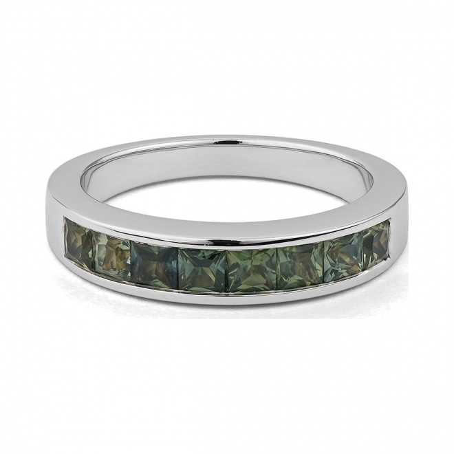 Anillo Media alianza de oro blanco de 18 Kt con zafiro de 1,80 ct