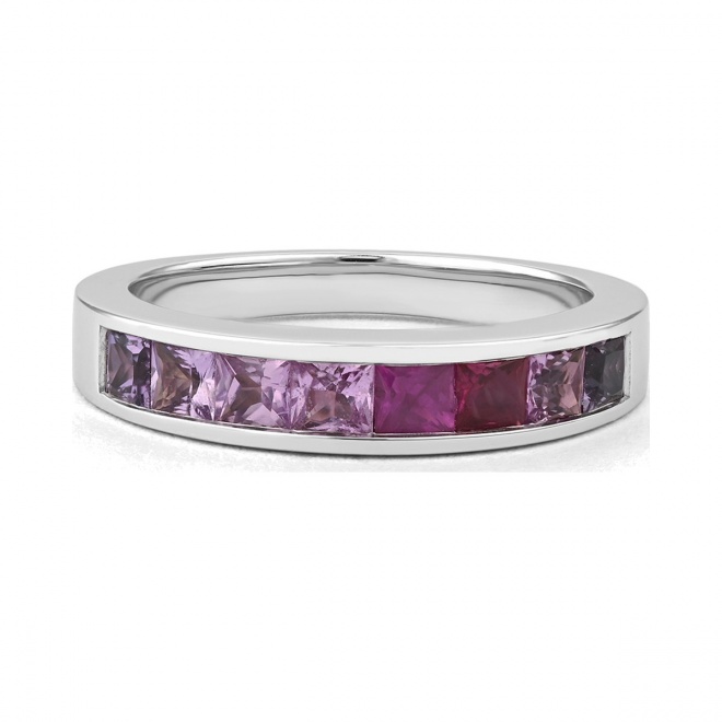 Anillo Media alianza de oro blanco de 18 Kt con zafiro de 1,80 ct