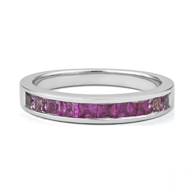 Anillo Media alianza de oro blanco de 18 Kt con zafiro de 1,50 ct