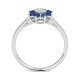 Anillo de oro blanco de 18 Kt con zafiro azul de 0,42 ct y diamantes de 0,06 ct