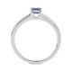 Anillo de oro blanco de 18 Kt con piedra de color y diamantes de 0,06 ct