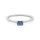 Anillo de oro blanco de 18 Kt con piedra de color y diamantes de 0,06 ct