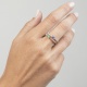 Anillo de oro blanco de 18 Kt con piedra de color y diamantes de 0,06 ct