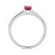 Anillo de oro blanco de 18 Kt con piedra de color y diamantes de 0,06 ct