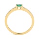 Anillo de oro amarillo de 18 Kt con esmeralda de 0,22 ct y diamantes de 0,06 ct