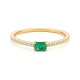 Anillo de oro amarillo de 18 Kt con esmeralda de 0,22 ct y diamantes de 0,06 ct