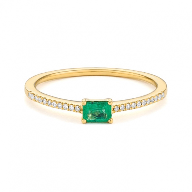 Anillo de oro amarillo de 18 Kt con esmeralda de 0,22 ct y diamantes de 0,06 ct
