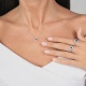 Anillo de oro blanco de 18 Kt con piedra de color y diamantes