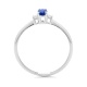 Anillo de oro blanco de 18 Kt con piedra de color y diamantes de 0,05 ct